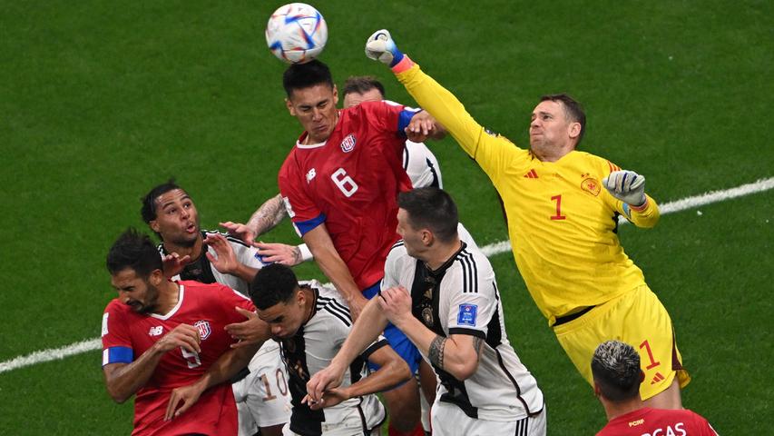 Kurz vor der Halbzeitpause musste Torwart Manuel Neuer eine gewaltige Chance von Costa Rica parieren. Weltklasse! Aber das half leider alles nichts.