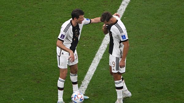 Thomas Müller und Niclas Füllkrug nach dem Treffer in Schockstarre.