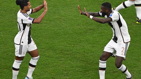 Das Spiel begann vielversprechend. In der 10. Minute konnte Serge Gnabry das 1:0 für die Deutschen erzielen. Danach jubelte der Torschütze mit Antonio Rüdiger.