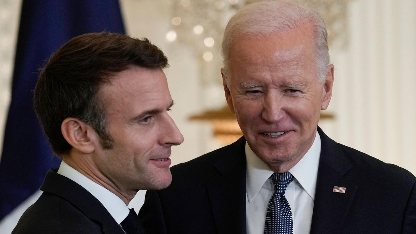 US-Präsident Joe Biden (r) und Frankreichs Staatspräsident Emmanuel Macron bei der Pressekonferenz im East Room des Weißen Hauses.