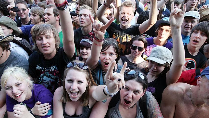 Die Fans toben beim Auftritt von Hollywood Undead auf der Alternastage.