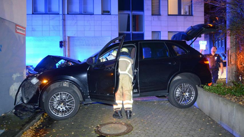 ... die 18-jährige Frau nach dem Zusammenprall mit dem Mercedes einer 51-Jährigen in ihrem Porsche offenbar die Kontrolle über ihr Fahrzeug. Dabei... 