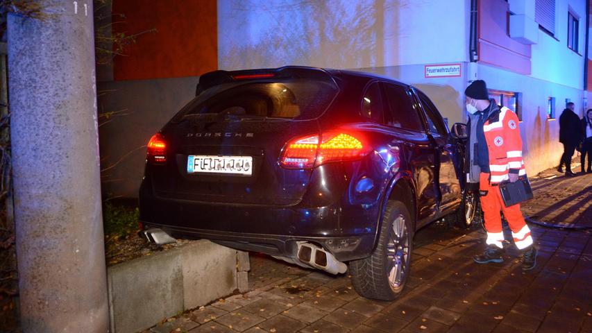 Fürth: 18-jährige Porschefahrerin kollidiert mit Mercedes - und prallt gegen Hauswand