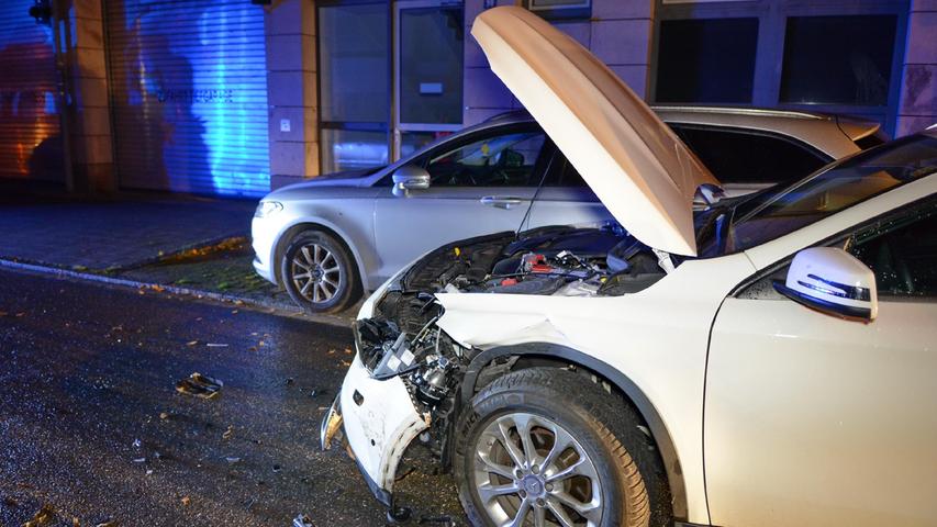 Fürth: 18-jährige Porschefahrerin kollidiert mit Mercedes - und prallt gegen Hauswand