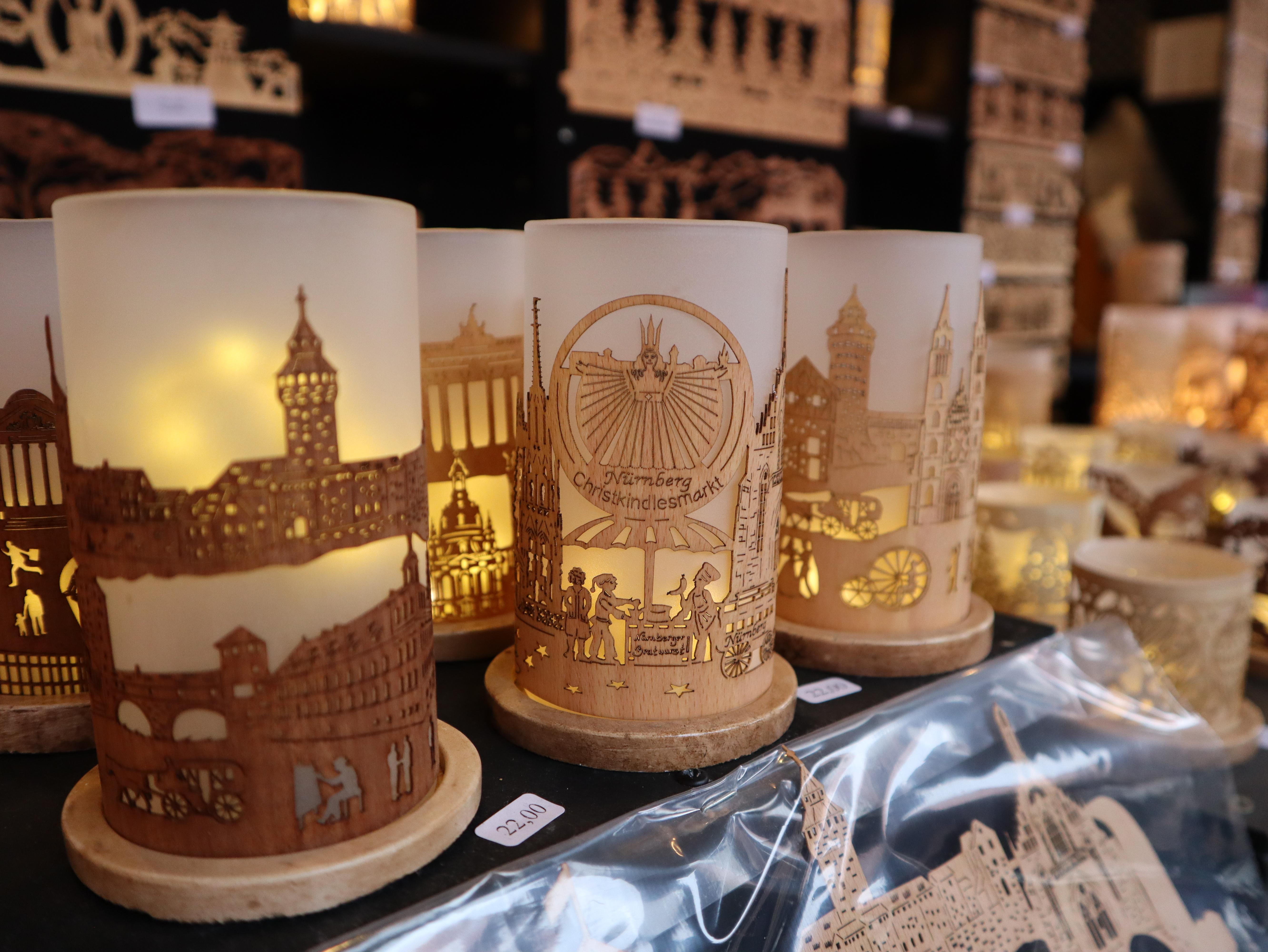 In Bude 38 bei Sieglinde Janoschke gibt es ein Windlicht mit Logo und Silhouette des Christkindlesmarktes.