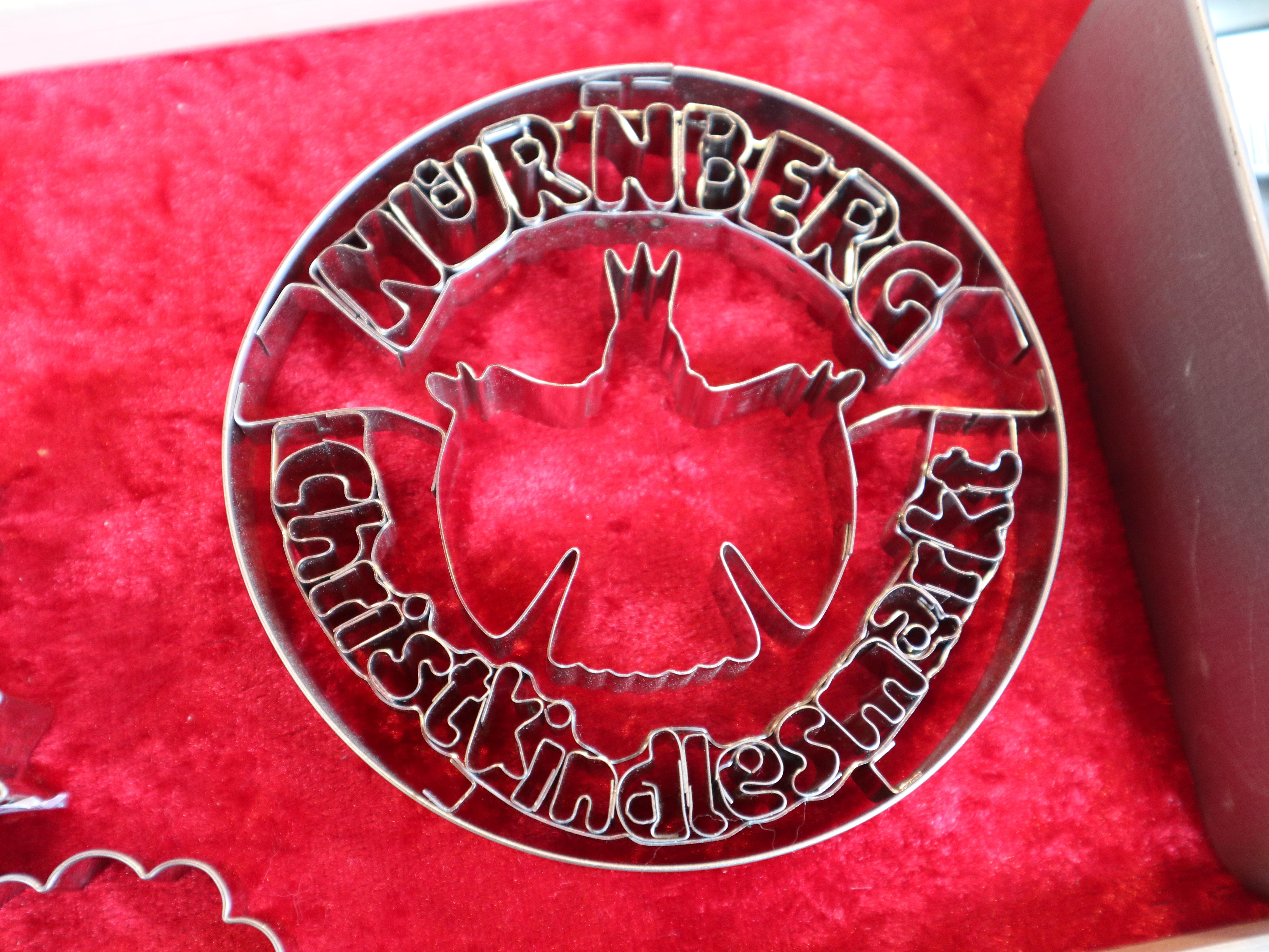 Einen Pl&auml;tzchen-Ausstecher mit dem Christkind und Schriftzug finden Sie bei Petra Strau&szlig; in Bude 52.