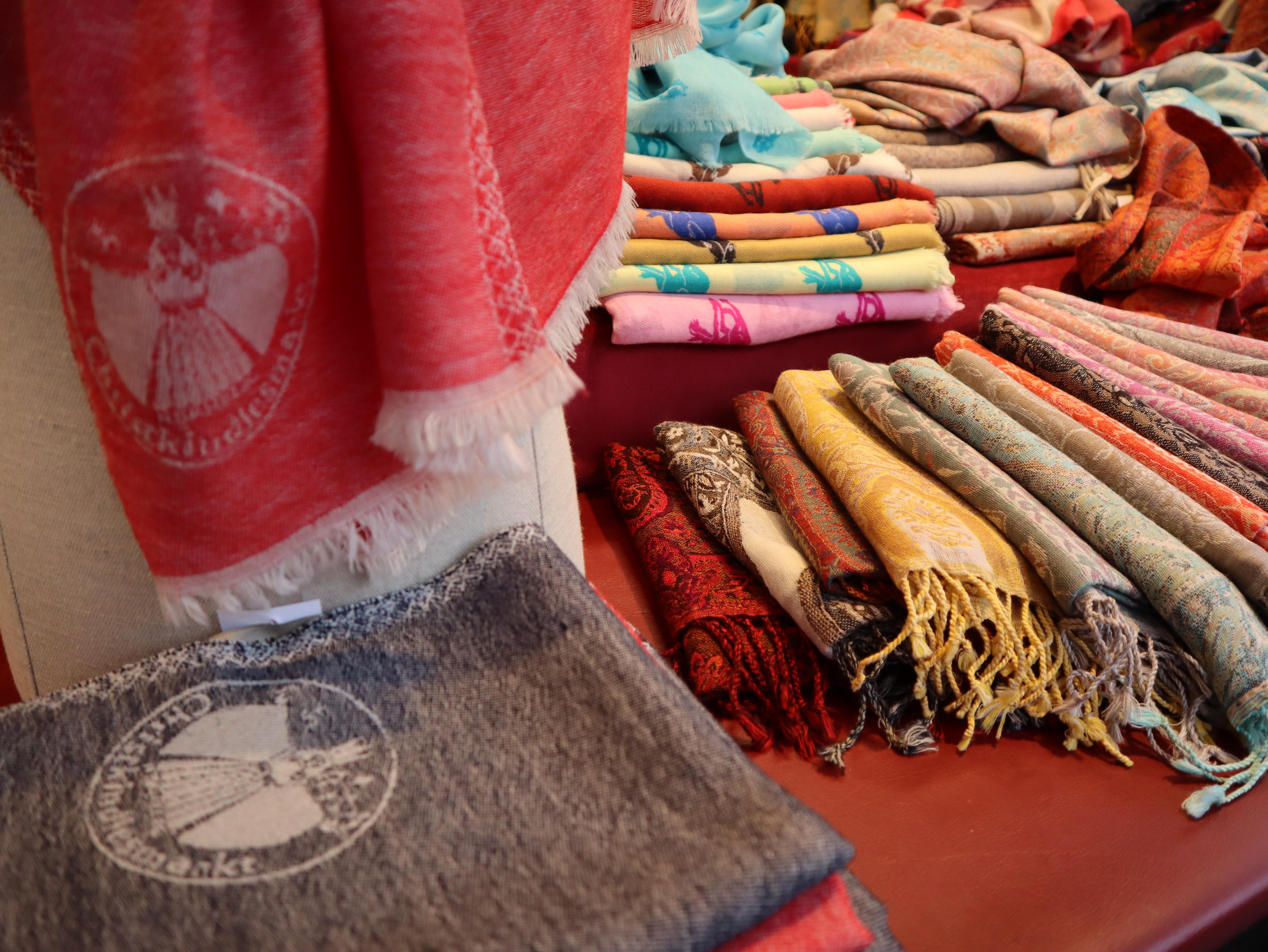 Bei Mohini in Bude 72 k&ouml;nnen Sie den Christkindlesmarkt-Schal aus Merinowolle in zwei verschiedenen Farben finden.