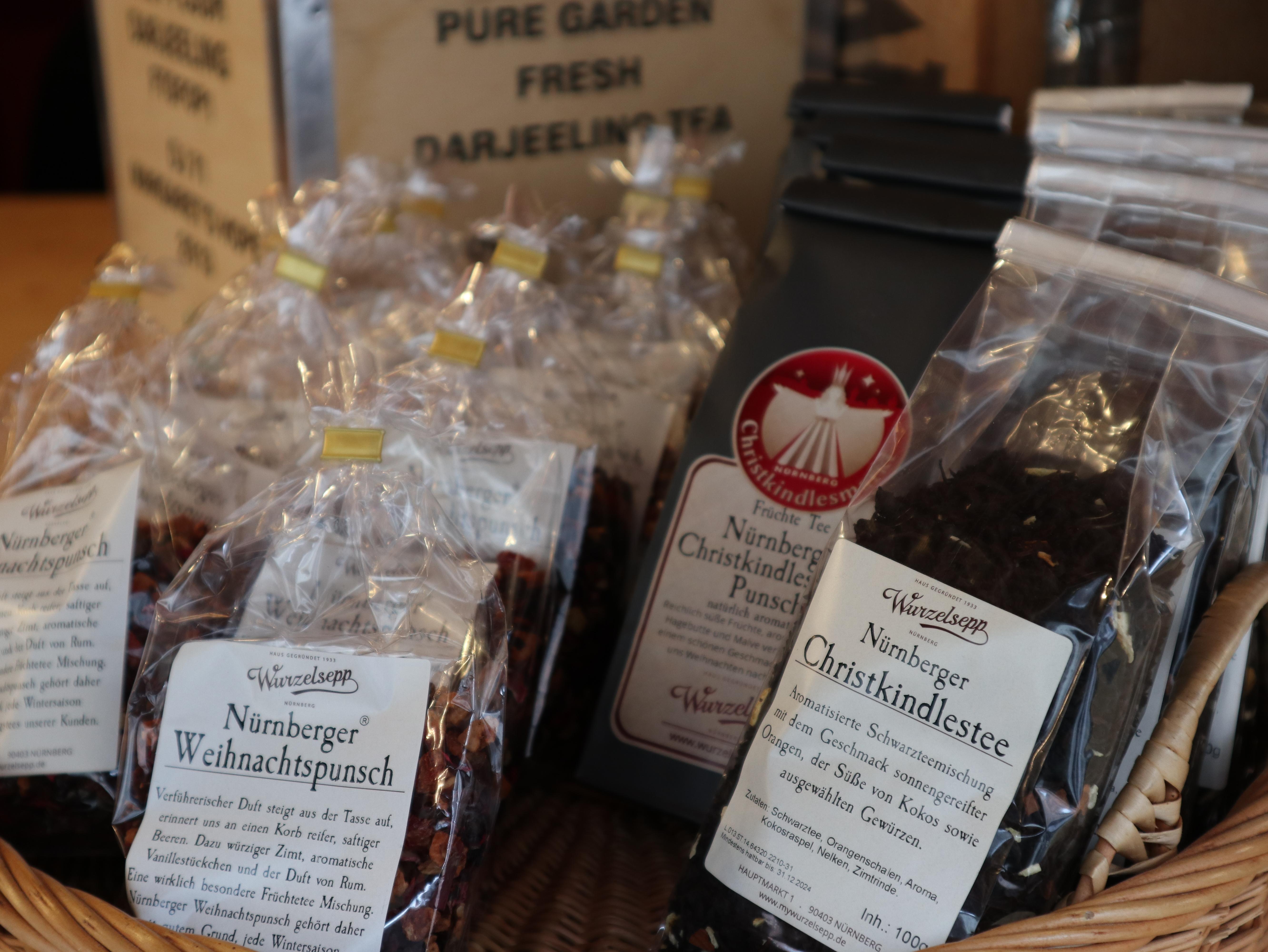 Christkindlesmarkt-Punsch und -Tee von Wurzelsepp gibt es bei Philipp Rank in Bude 96.