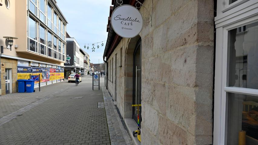Das Café befindet sich gegenüber des ehemaligen Modehauses Eisert.