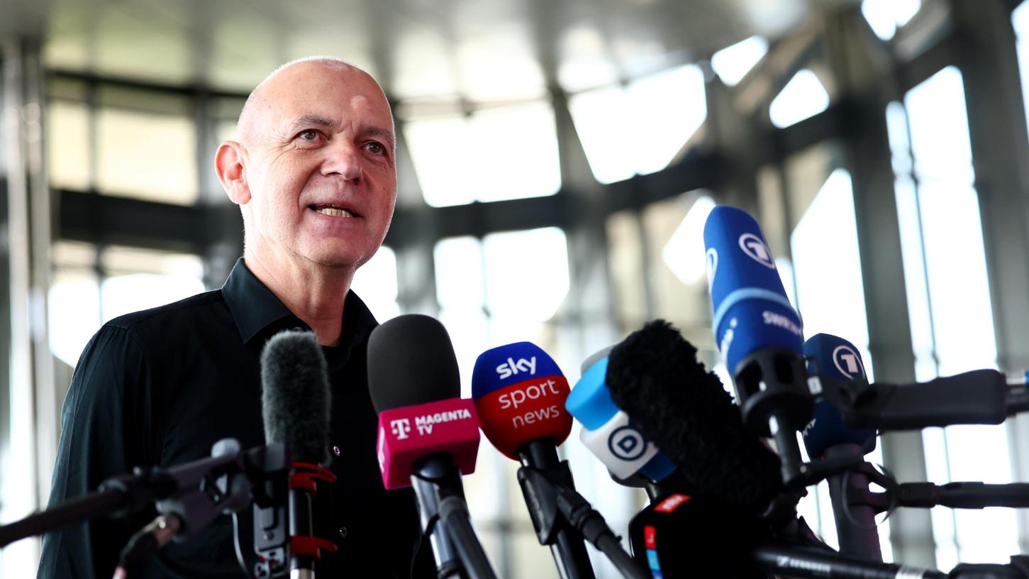 DFB-Präsident Bernd Neuendorf gibt am Flughafen in Doha ein Statement. Nach dem Aus in der Vorrunde reist das Team zurück nach Deutschland. DFB-Präsident Bernd Neuendorf gibt am Flughafen in Doha ein Statement. Nach dem Aus in der Vorrunde reist das Team zurück nach Deutschland.