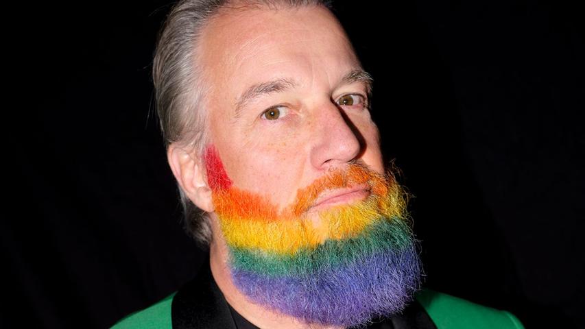 Sänger Marc Marhsall, der Sohn von Schlager-Urgestein Tony Marshall, trägt seinen Bart jetzt in Regenbogenfarben. Für ihn steht sein Regenbogenbart für Liebe, Frieden und Respekt.
