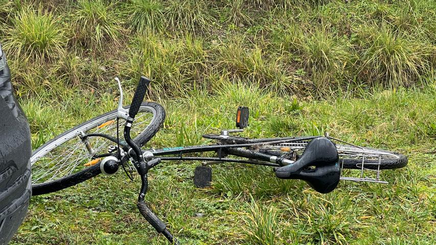 Gegen etwa 08.30 Uhr bemerkte ein Passant den bewusstlosen Fahrradfahrer.
