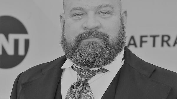 Der aus der Serie "Orange is the New Black" bekannte US-Schauspieler Brad William Henke ist tot. Er starb am Dienstag im Alter von 56 Jahren, wie das Branchenportal "The Hollywood Reporter" unter Berufung auf die Agentur des Schauspielers und Quellen in seinem Umfeld berichtet.