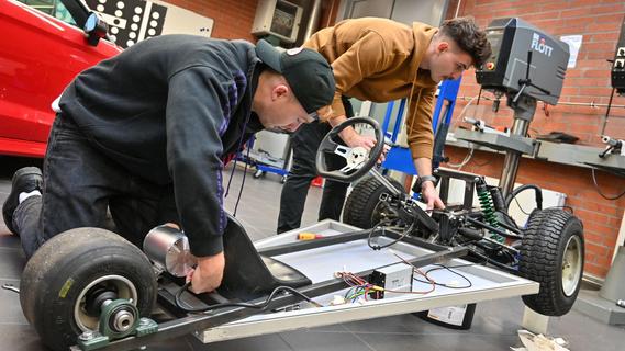 Rother Techniker konstruieren ein Drift-Trike - vollelektrisch