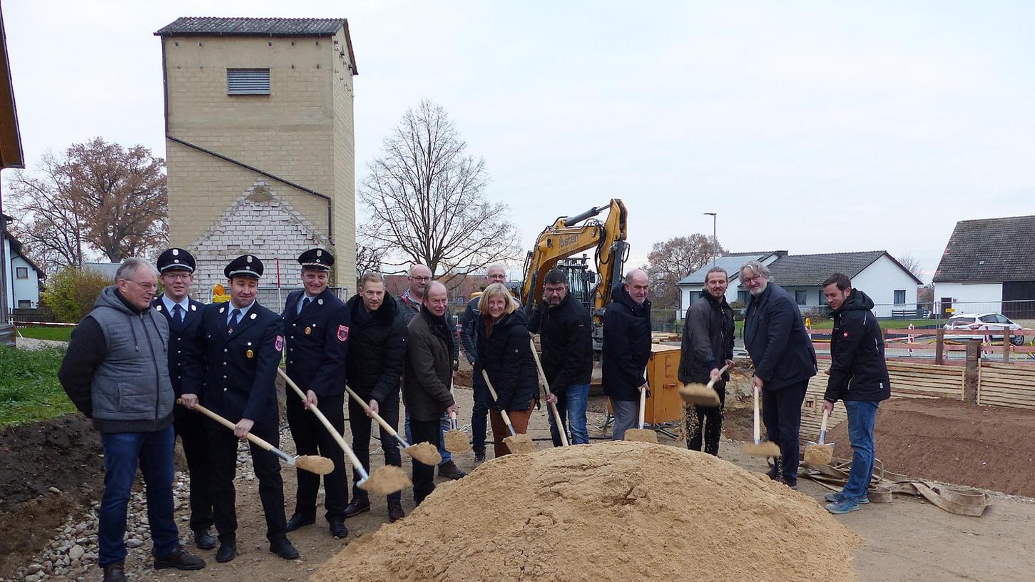Mit dem Spatenstich für das neue Dorf- und Feuerwehrhaus in Forchheim hat die Baumaßnahme nun offiziell begonnen.