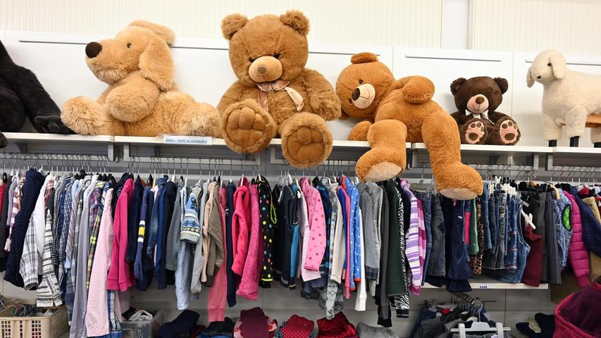 Spielsachen und Teddybären werden in der "Fundgrube" ebenfalls gerne genommen, denn auch Menschen mit geringem Einkommen wollen ihren Kindern zu Weihnachten Geschenke machen. 