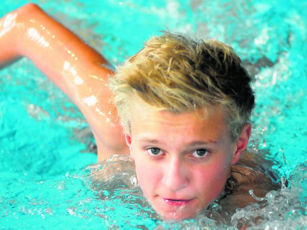 Goldige Tage im Berliner Schwimmbecken