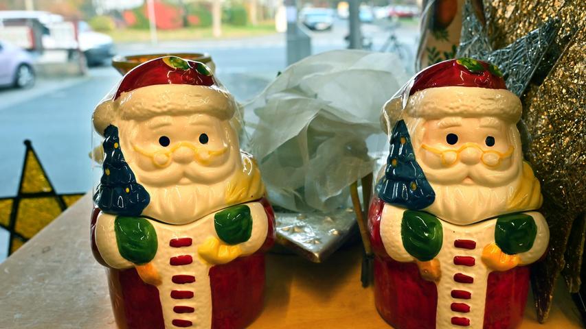 Die beiden Weihnachtsfiguren sollen Lust auf das Fest machen, viele Menschen mit geringem Einkommen können sich solche Artikel aber im Laden regulär nicht kaufen; deshalb gibt es sie in der "Fundgrube" günstiger. 