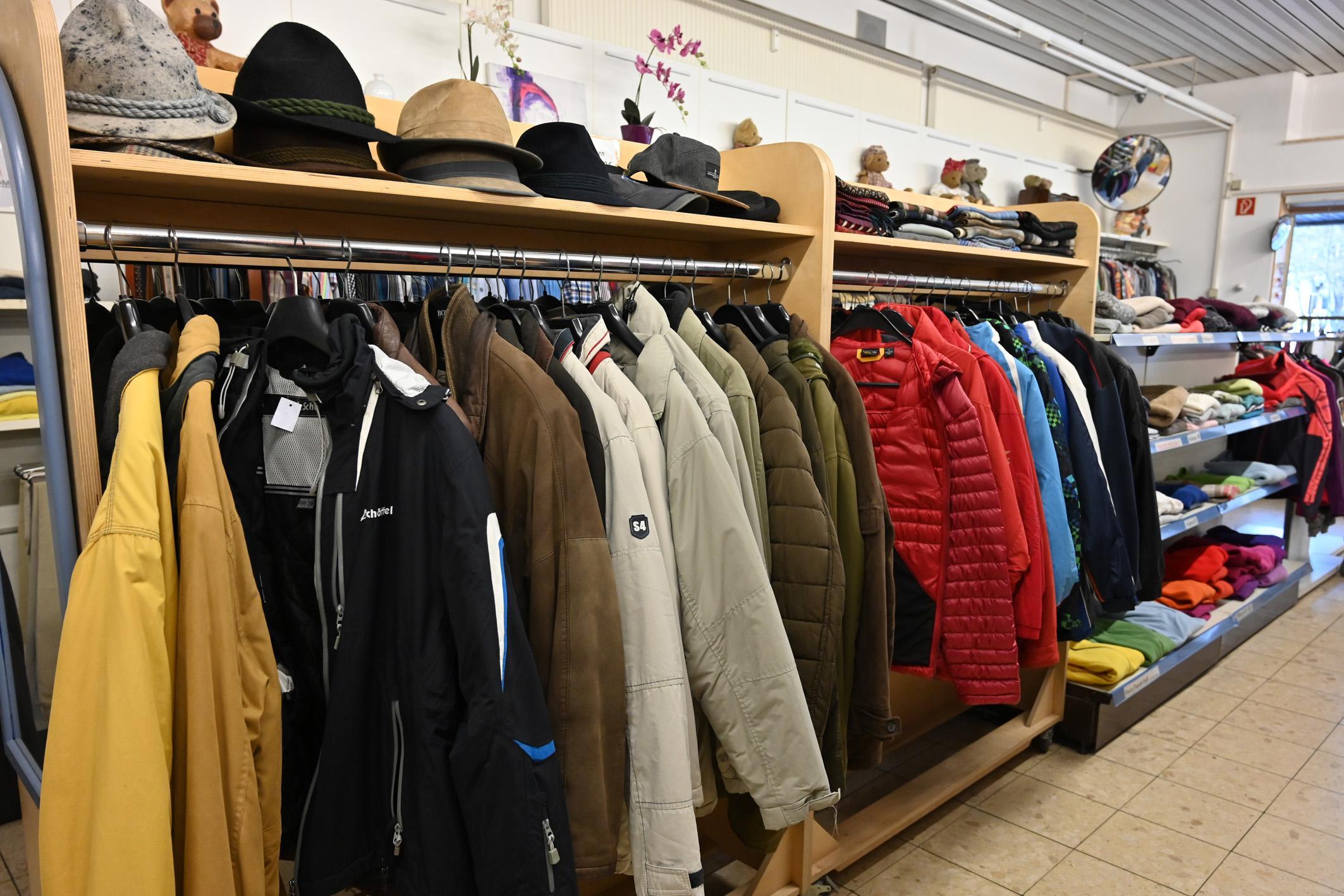 Kleidung und Spielzeug aus der Fundgrube Frohe Weihnachten auch für