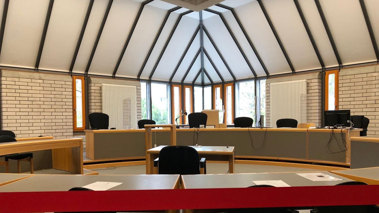 Der leere Gerichtssaal im Landgericht Baden-Baden noch vor der Verhandlung.