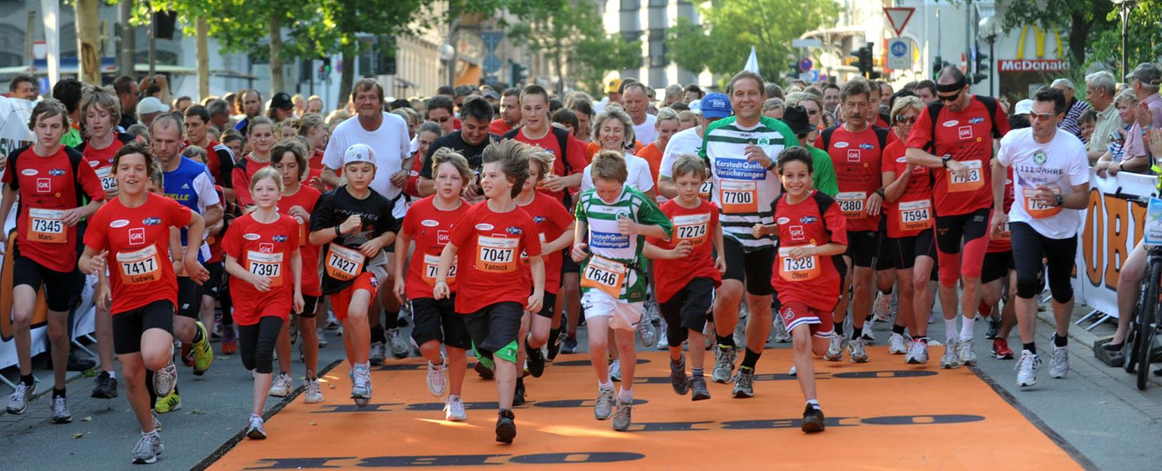 Fürth ist bunt: An die 700 Teilnehmer gingen beim Hobbylauf an den Start. Dass am Start die Farbe rot dominierte, war so gar nicht zur Freude von Bürgermeister Markus Braun (im SpVgg-Trikot). Fürth ist bunt: An die 700 Teilnehmer gingen beim Hobbylauf an den Start. Dass am Start die Farbe rot dominierte, war so gar nicht zur Freude von Bürgermeister Markus Braun (im SpVgg-Trikot).