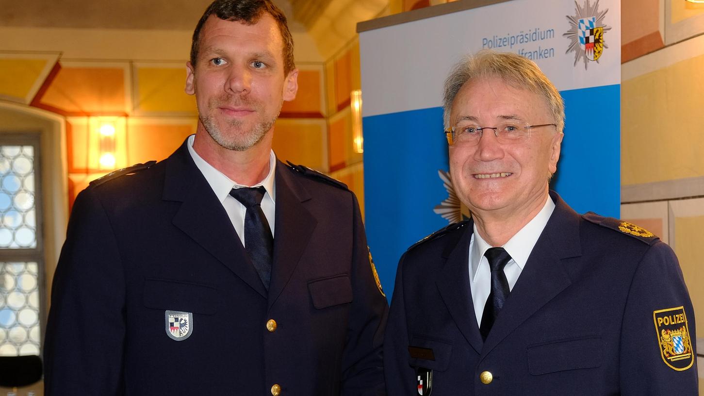 Christian Trelka (links) führt ab Januar die Weißenburger Polizeidienststelle.  Der mittelfränkische Polizeichef Roman Fertinger hat ihn in sein neues Amt  eingeführt.