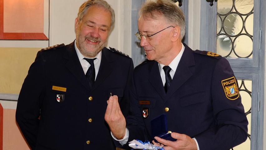 Rolf Rabus (links) ist nach knapp fünf Jahren als Weißenburger Polizeichef  offiziell vom mittelfränkischen Polizeipräsidenten Roman Fertinger in den  Ruhestand verabschiedet worden. Bis Ende des Jahres leitet er noch die  Dienststelle.