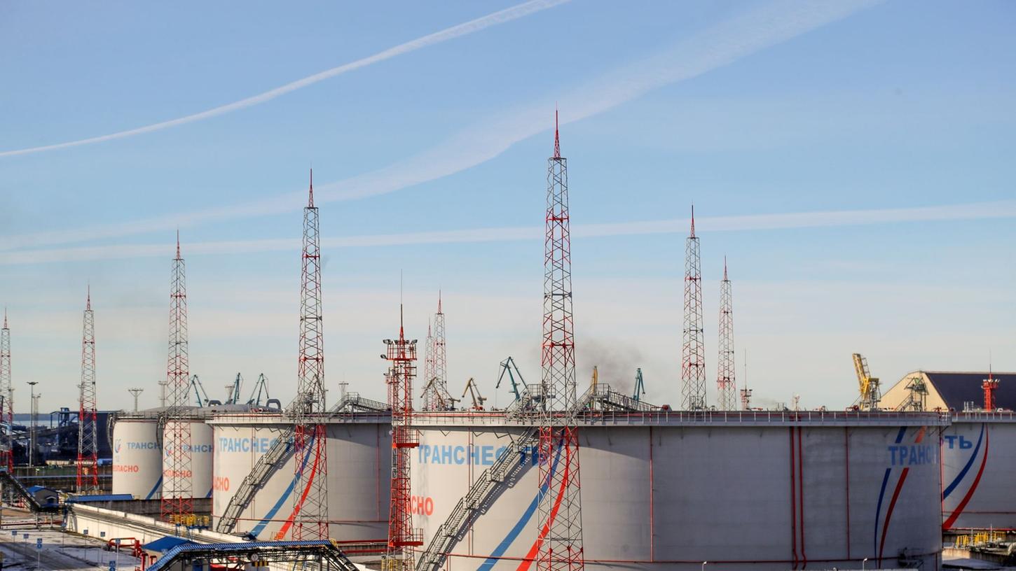 Tanks des russischen Staatsunternehmens Transneft im Ölterminal von Ust-Luga. Die EU-Staaten haben sich auf die Höhe eines Preisdeckels für russisches Öl geeinigt.