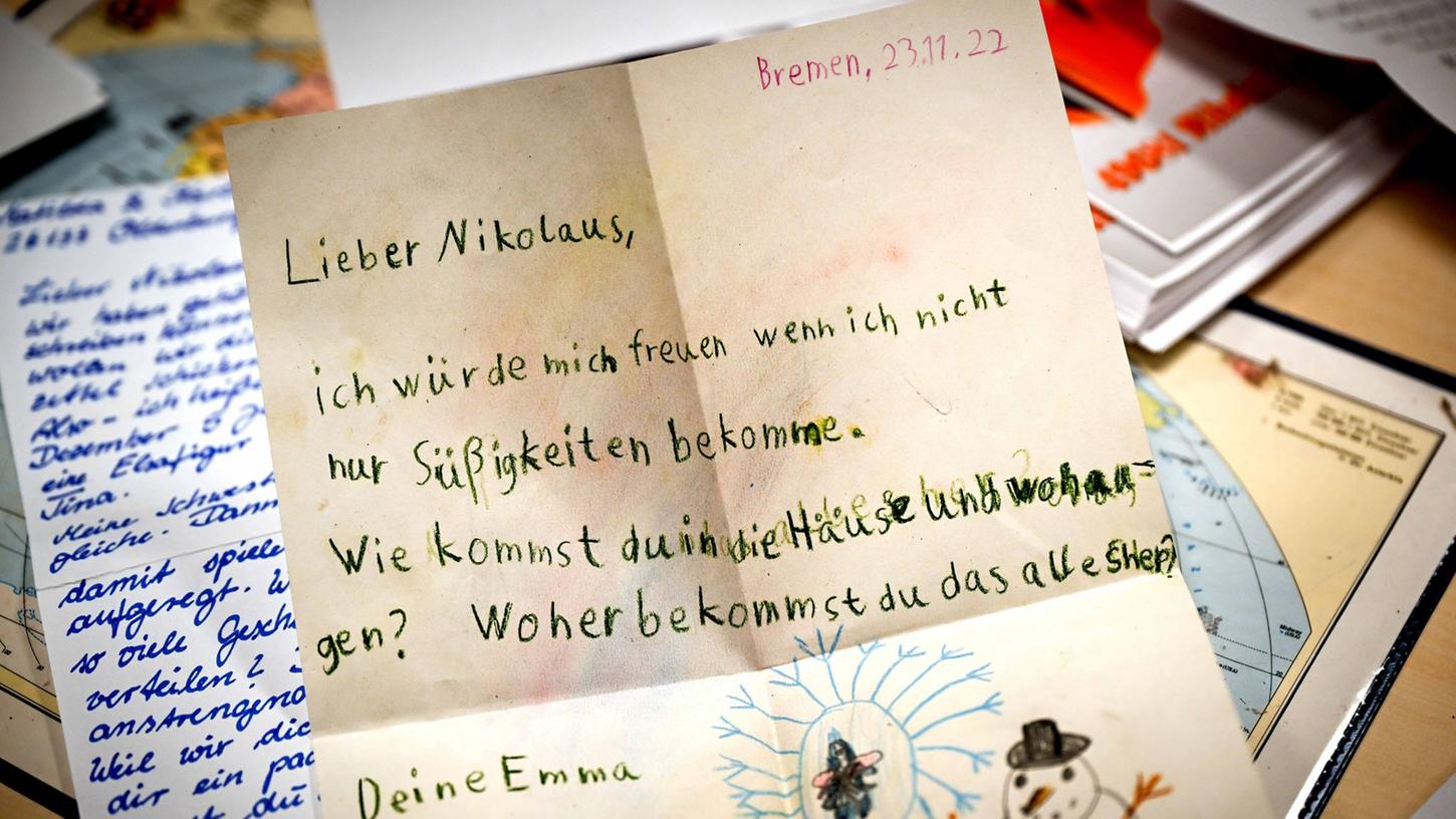 Ein Brief an den Nikolaus liegt in der Weihnachtspostfiliale in Nikolausdorf. Die Helferinnen und Helferinnen in den drei Weihnachtspostämtern in Niedersachsen haben bereits zahlreiche Briefe bekommen.