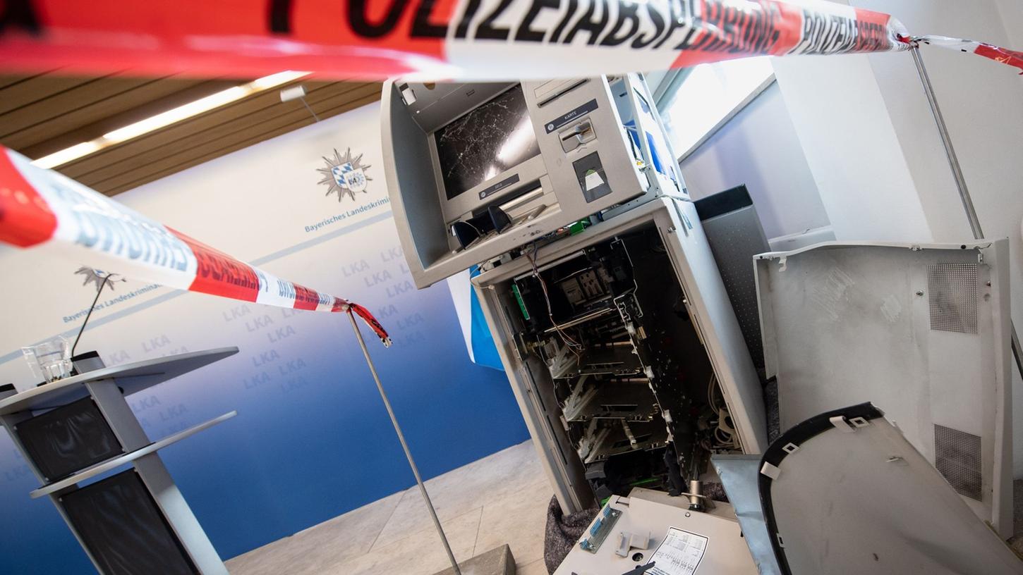 Das Landeskriminalamt in München zeigt einen gesprengten Geldautomaten.