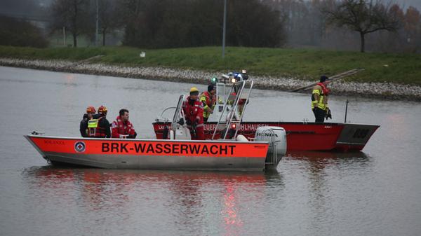 Um eine Wasserverschmutzung zu verhindern, wurden Ölsperren errichtet. Taucher untersuchen das Schiff unter Wasser.