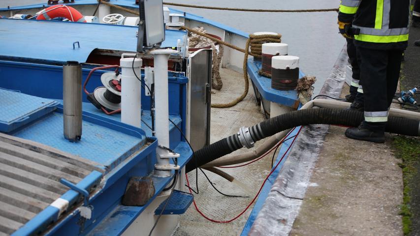 Mit zwei Pumpen, die 1600 Liter pro Minute leisten, stabilisierte die Feuerwehr das lecke Schiff.