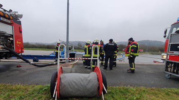 Beim Versuch, wieder zurückzulenken, soll sich der Kapitän nach Angaben der Einsatzkräfte vor Ort versteuert haben, so dass er mit dem Bug die Uferbefestigung leicht rammte.
