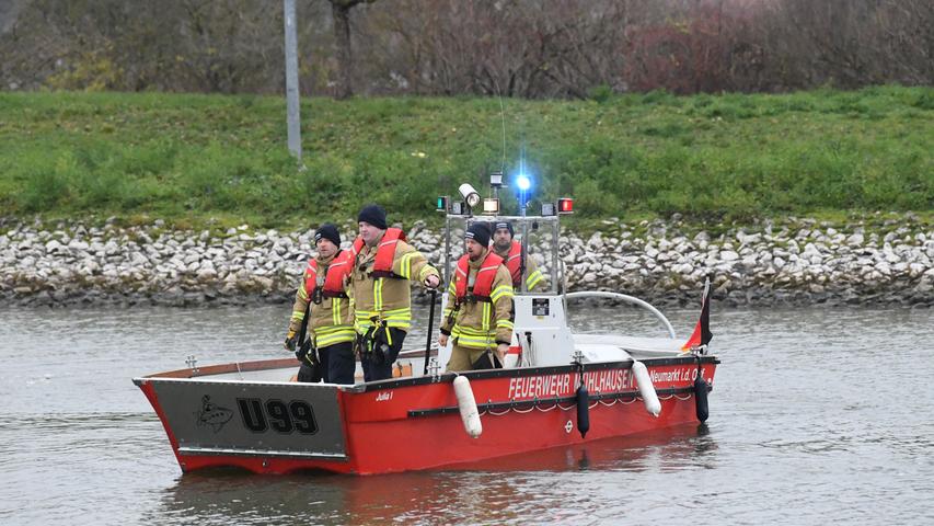 Mit einem ihrer Rettungsboote kollidierten die Berchinger Wasserwachtler mit dem im Kanal liegenden Mercedes.
