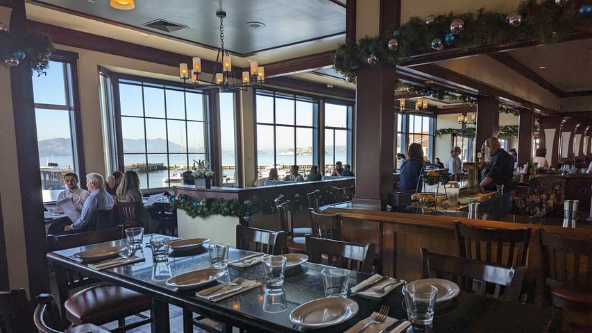 Das Fog Harbor Fish House am Pier 39 war das erste 100 Prozent nachhaltige Fisch-Restaurant am Fisherman's Wharf gemäß der Richtlinien der San Francisco Seafood Watch Alliance. Neben einem wunderschönen Ausblick auf die Bucht bietet das Lokal unglaubliche Fisch-Delikatessen...