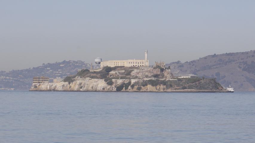 In der Bucht von San Francisco liegt auch die Gefängnisinsel Alcatraz, eines der berühmtesten Gefängnisse der Geschichte. Die Flucht von "The Rock" schien unmöglich. Einerseits wegen des extrem kalten Pazifikwassers in der Bucht, andererseits wegen der gefährlichen Strömung. Lediglich drei Insassen schafften wohl die Flucht im Jahr 1962 mit einem selbstgebauten Schlauchboot. Was aus ihnen wurde, ist unklar. Um die Flucht ranken sich viele Mythen. Die Geschichte diente später sogar als Vorlage für den Film "Flucht von Alcatraz" mit Clint Eastwood. 
