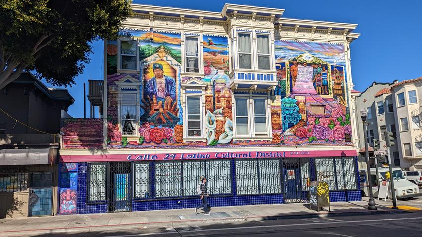 Im ganzen Viertel finden sich bunte Wandgemälde (sogenannte Murals), die ein fester Bestandteil der Kultur der südamerikanischen Einwanderer sind.