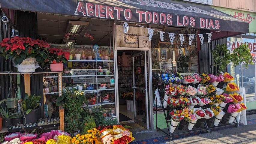 ...bezahlbar sind dafür die vielen Angebote in den südamerikanischen Läden im Viertel. Dieser Blumenladen ist "abierto todos los dias" (zu Deutsch: Den ganzen Tag geöffnet). Eine Tour durch den Mission District ist buchbar über San Francisco Food Tour . 