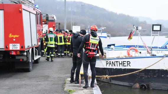 Großeinsatz am Main-Donau-Kanal: Frachtschiff rammt Uferbefestigung und schlägt leck