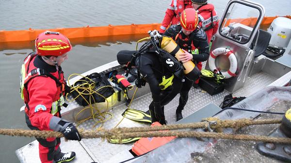 Die Wasserwacht bereitet sich darauf vor, das Schiff zu untersuchen.