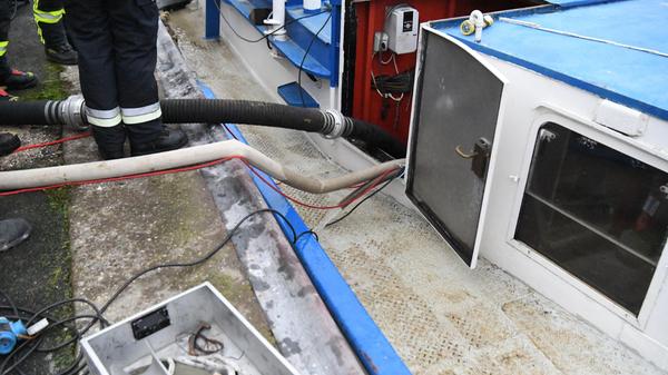 Über diese Schläuche wurde das Wasser aus dem Schiff gepumpt.