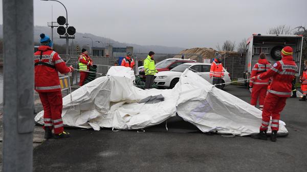 Das Rote Kreuz stellte schließlich ein Zelt auf, damit sich die Rettungskräfte immer wieder aufwärmen konnten.