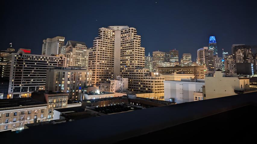 Im obersten Stockwerk des neuen Line San Francisco Hotels befindet sich die Rise over Run Rooftop Bar. Hotel und Bar sind brandneu und haben erst am 13. November 2022 eröffnet. Die Bar bietet einen spektakulären Blick über die Stadt. Zu empfehlen: Der Cocktail "A World Away". Weitere Infos finden Sie hier.
