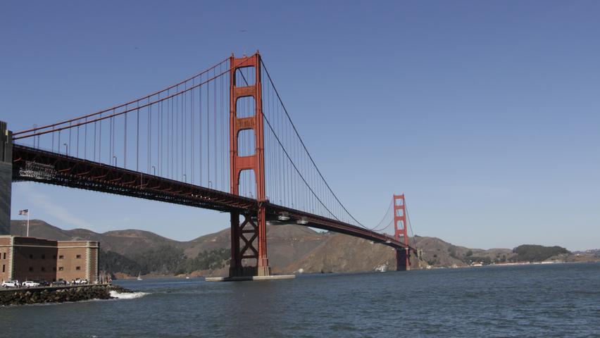 Das Wahrzeichen der Stadt: Die Golden Gate Bridge wurde 1937 fertiggestellt und bildet das Tor zur Bucht von San Francisco. Die Meerenge erhielt während des Goldrausches in Kalifornien um das Jahr 1850 ihren Namen Golden Gate. Rot angestrichen wurde die Brücke aus Sicherheitsgründen, damit Fliegerpiloten sie auch im Nebel sehen können. Tipp: Der Aussichtspunkt auf der Seite von Sausalitos ist sehr überlaufen, besser zum Marine Drive fahren und von dort aus bestaunen.

