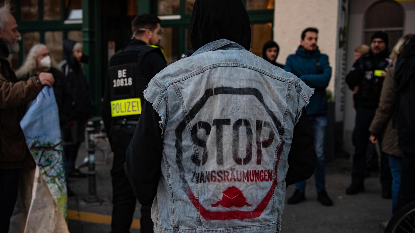 "Stop Zwangsräumungen" steht auf der Jacke eines Demonstranten in Berlin.