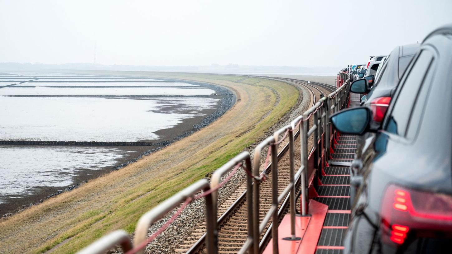 Ein Autozug der Deutschen Bahn fährt über den Damm auf die Nordseeinsel Sylt.