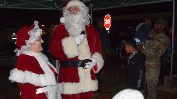 „Santa und Mrs. Claus" besuchen die Army-Kinder in Hohenfels