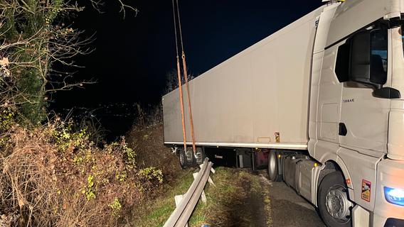Kontrolle über das Fahrzeug verloren - Laster rutscht über Außenschutzplanke