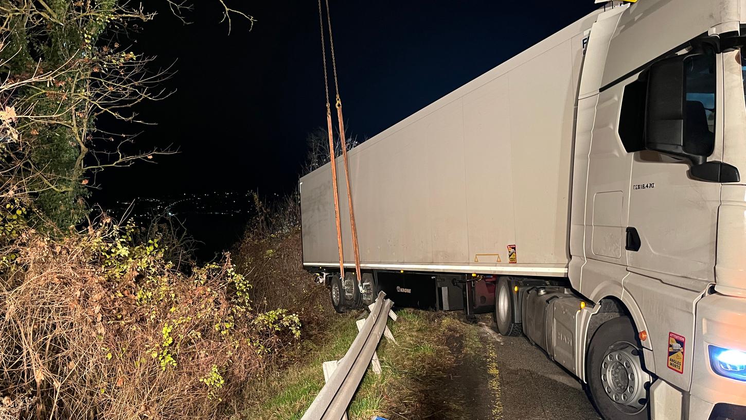 Der Fahrer eines Lastwagens verlor am Samstagabend (04.12.2022) auf der A3 zwischen der Anschlussstelle Sinzing und dem Kreuz Regensburg die Kontrolle. 