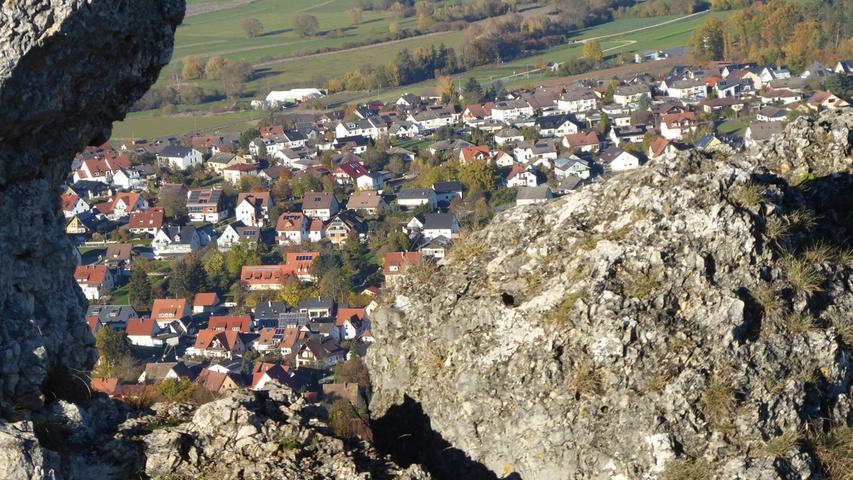 Außergewöhnlicher Blick von den östlichen Walberla-Felsen auf Kirchehrenbach. Mehr Leserfotos und Leserbriefe finden Sie hier.